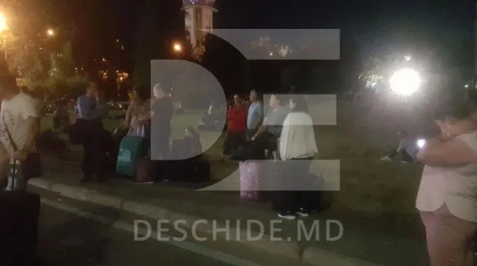 Ночное сообщение о бомбе в аэропорту: люди ждали на улице два часа