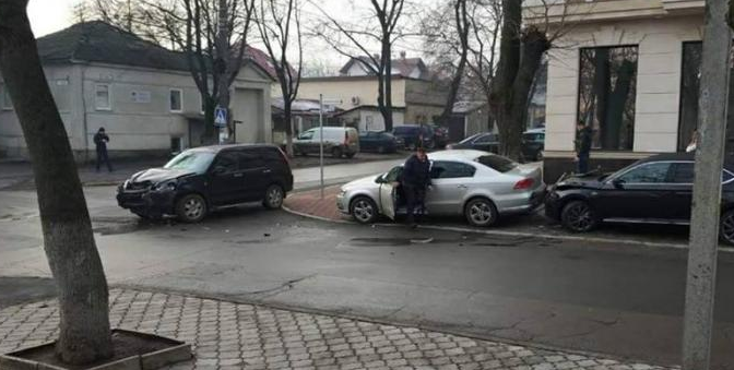 Три автомобиля столкнулись на пересечении улиц Болгарской и Бернардацци