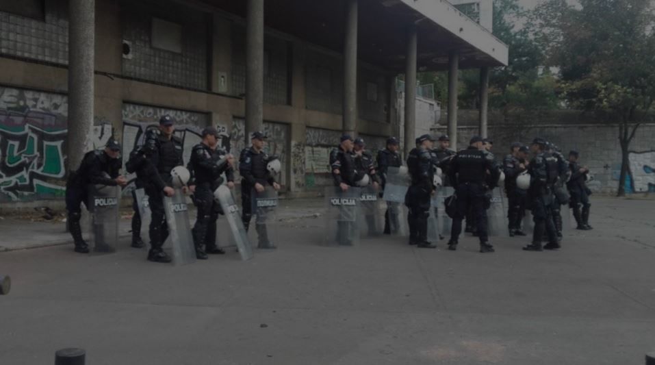Протестующие с бензопилами захватили здание гостелевидения в Сербии