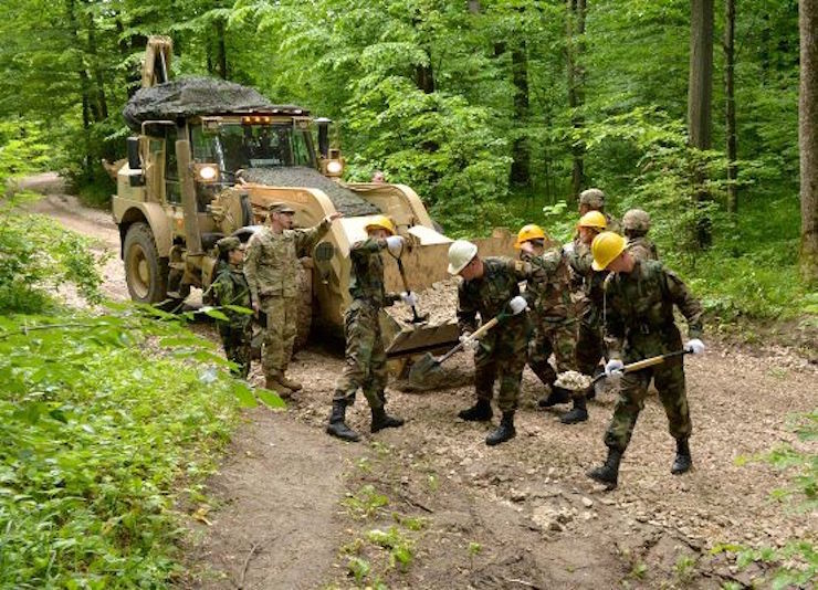 Молдавские и американские военнослужащие отремонтировали дорогу к монастырю Цигэнешть
