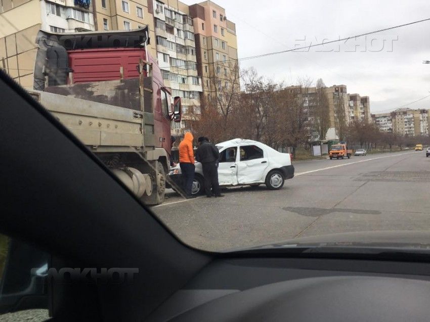 На Ботанике столкнулись КАМАЗ и автомобиль такси
