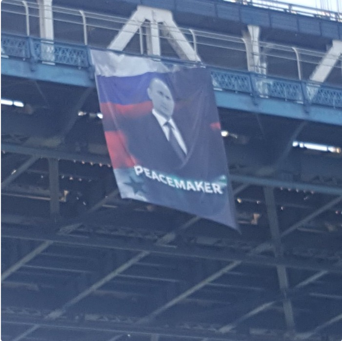 В Нью-Йорке появился огромный портрет Путина с подписью "миротворец"