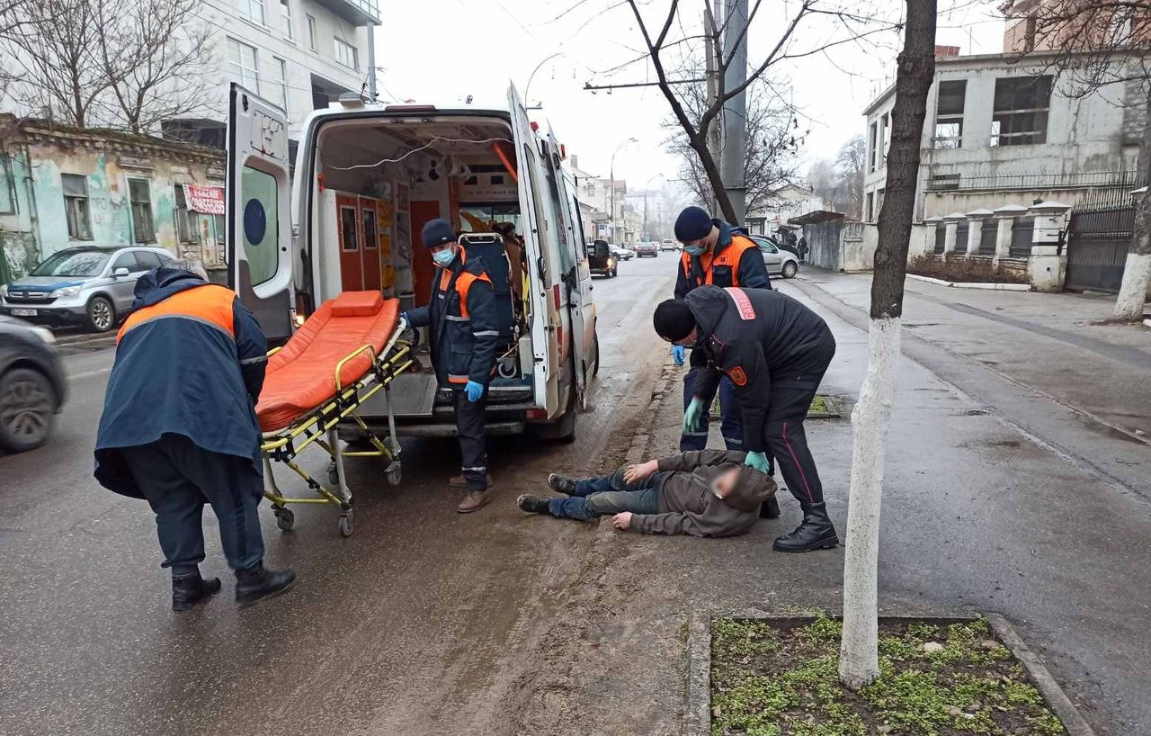 Карабинеры оказали помощь прохожему, потерявшему сознание на улице столицы