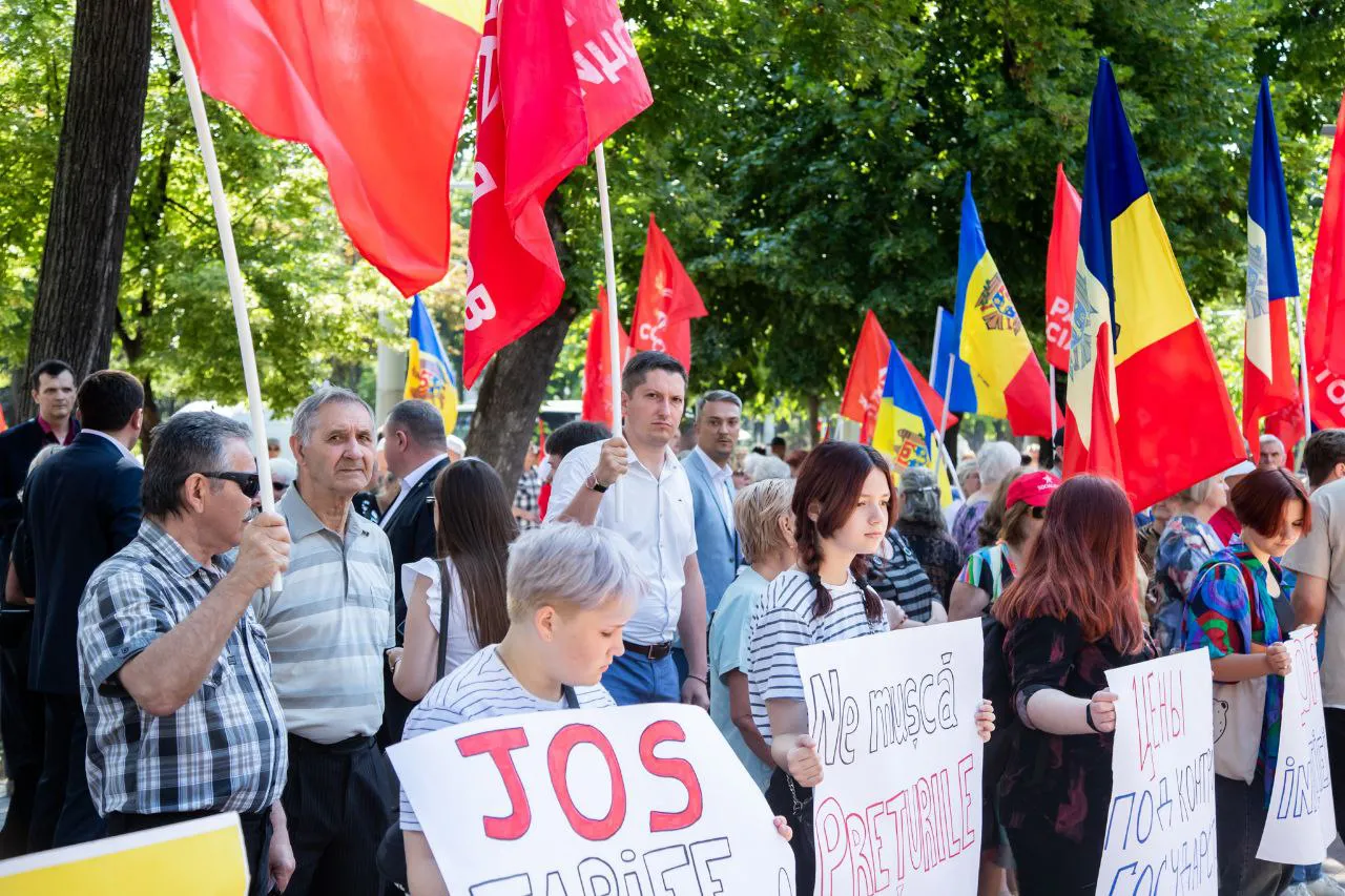 ПСРМ проводит протест у парламента: "Нас кусают цены!"