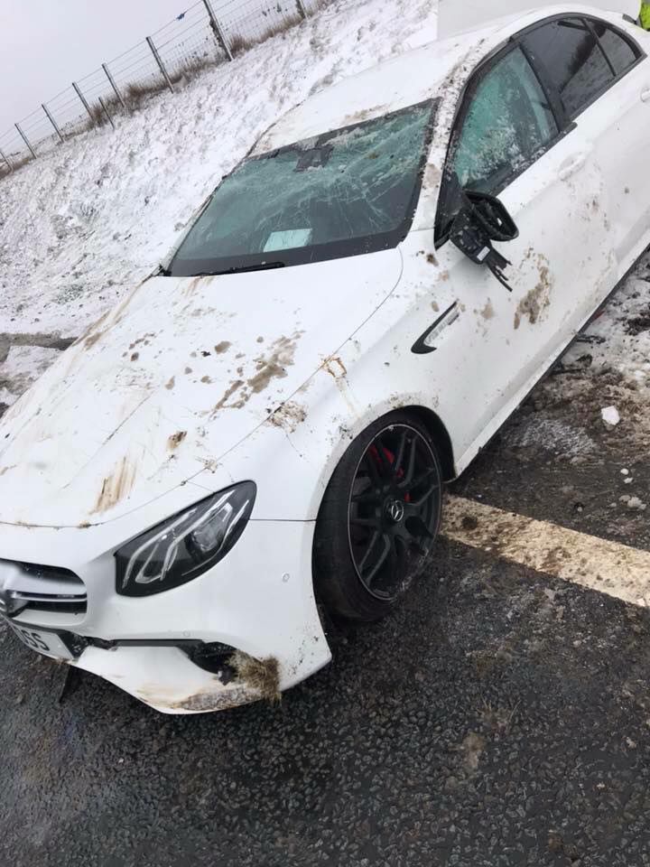 Adevărul despre Mercedesul de lux făcut zob pe drum