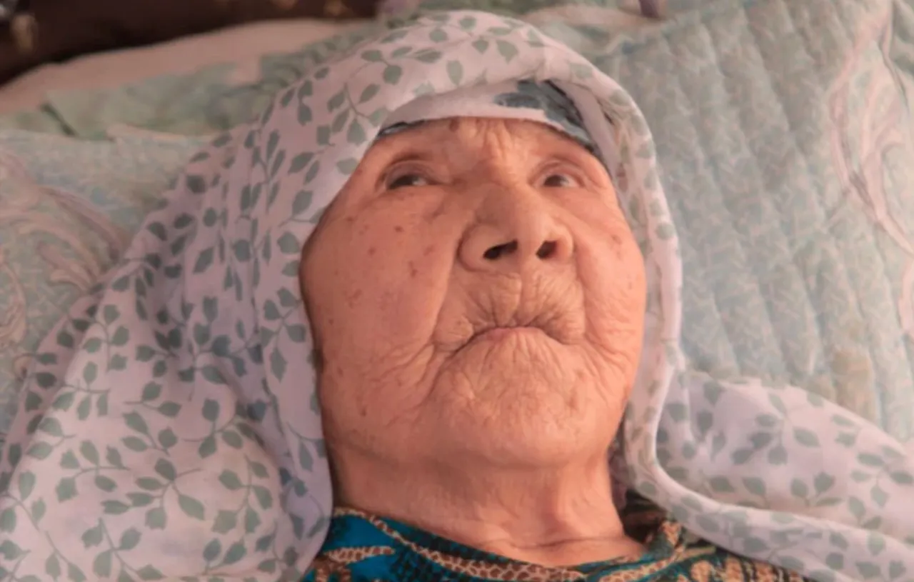 В Узбекистане 130-летнюю Хувайдо Умарову признали старейшей жительницей Земли