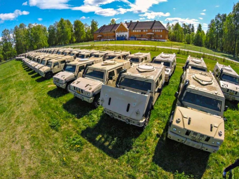 Норвегия передала украинским военным 14 бронированных патрульных машин IVECO LAV III