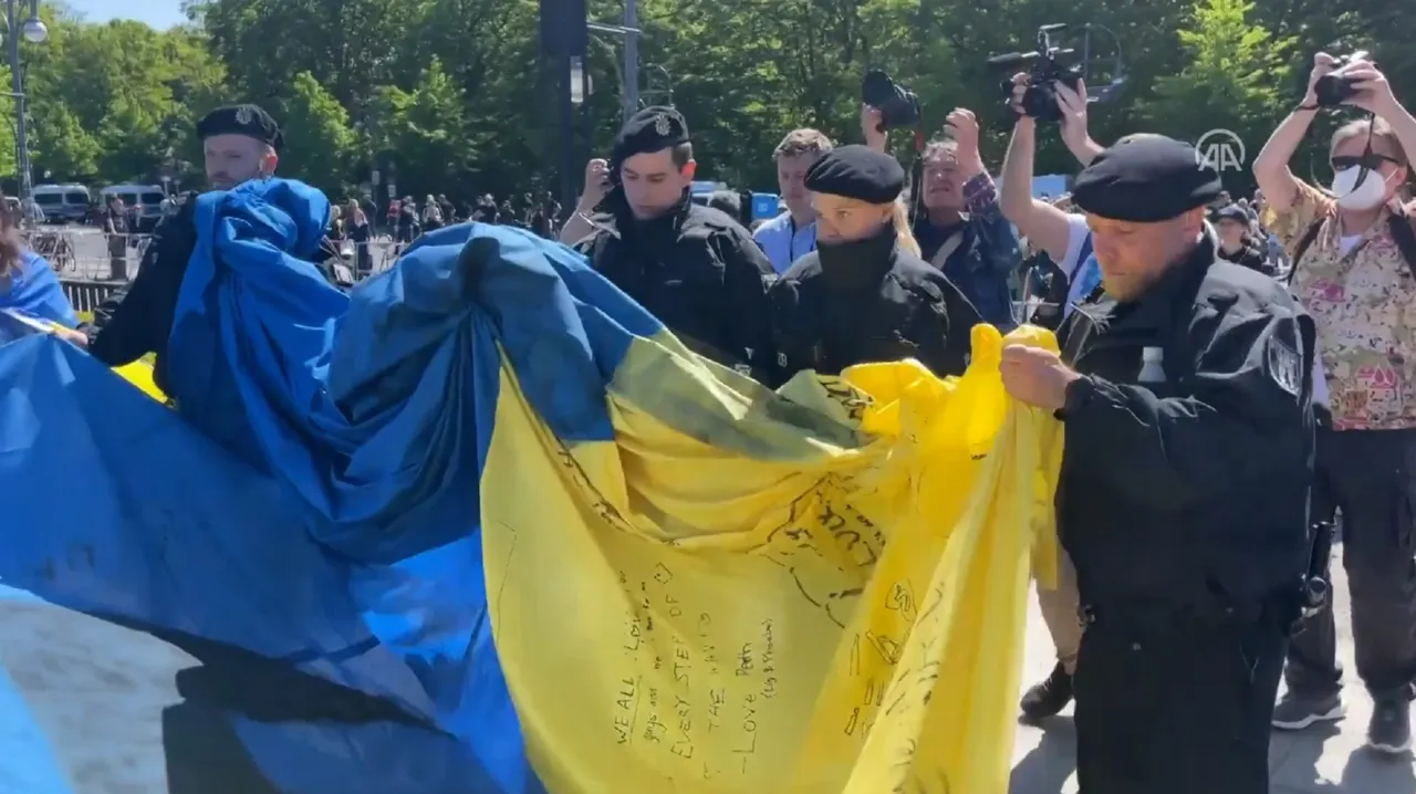 В Берлине полиция задержала мужчину за украинские флажки: Кулеба возмутился