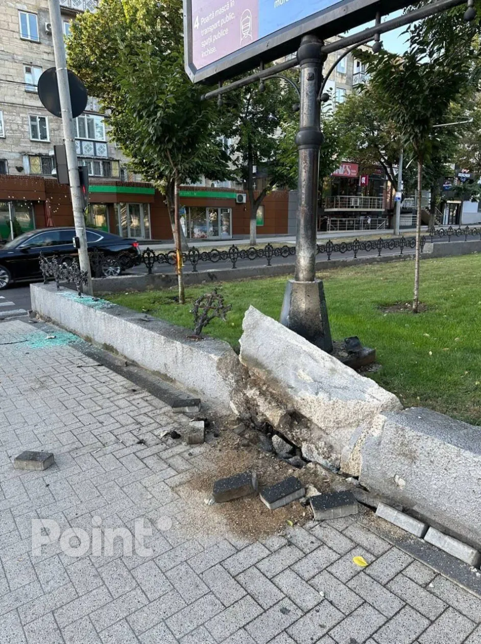 Șoferița unui Range Rover a provocat un accident în Capitală: Un Opel s-a răsturnat