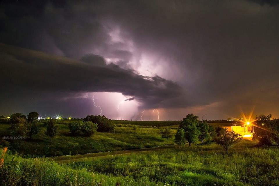 Foto: Fulgerele care s-au năpustit noaptea peste Moldova