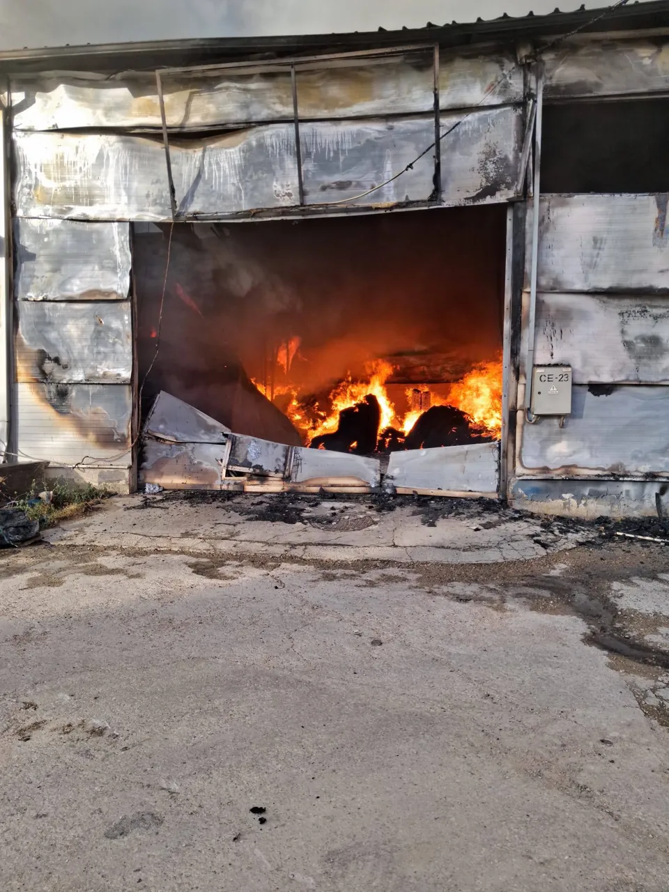В Кишиневе тушат крупный пожар на складе стройматериалов