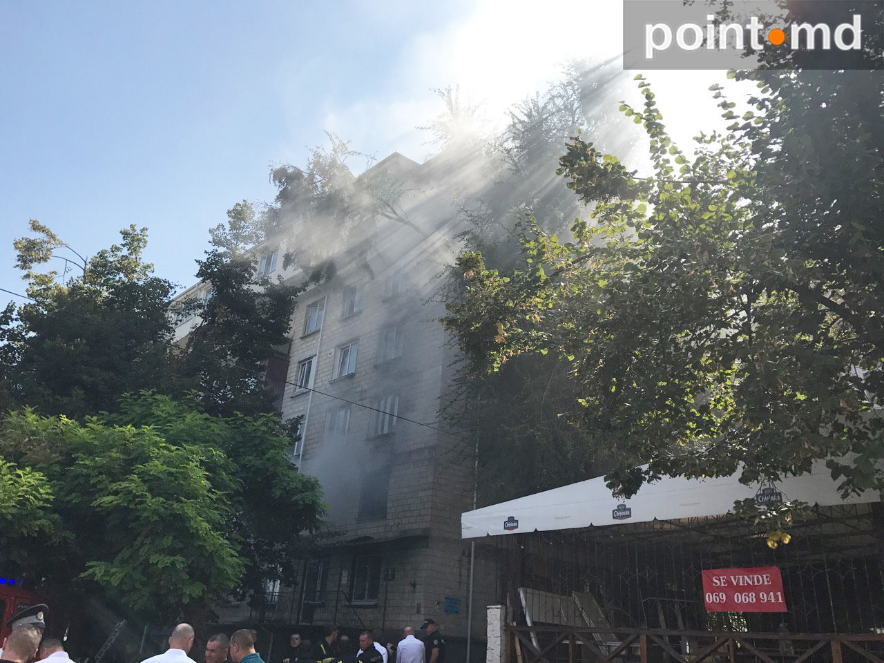 Мощный пожар охватил многоэтажку в центре Кишинева