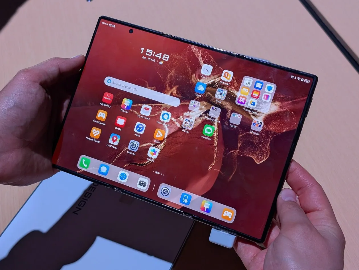 Huawei a prezentat o nouă versiune a smartphone-ului său pliabil cu ecran triplu, Mate XT