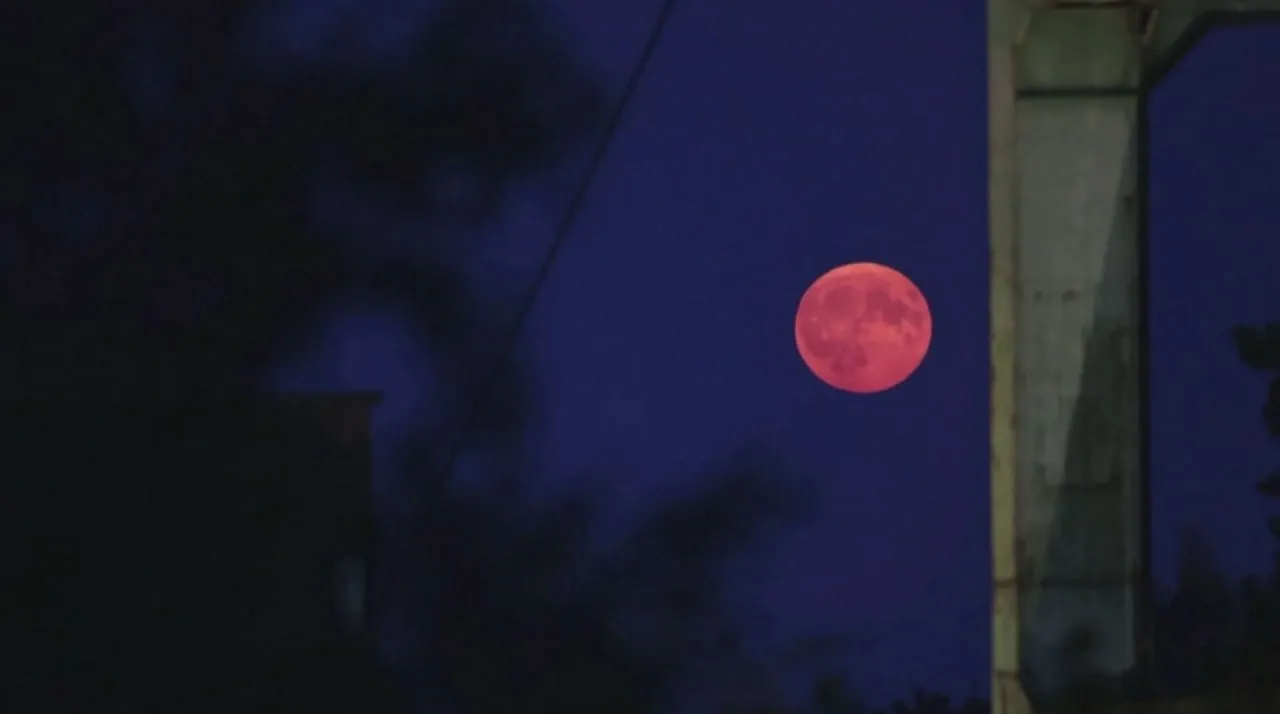 Imagini spectaculoase: Luna a devenit roșie datorită unei eclipse totale