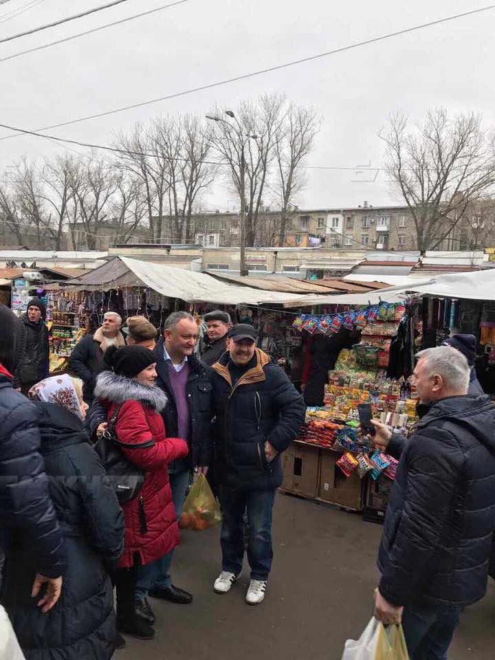 Игорь Додон отправился на центральный рынок Кишинева и пообщался с продавцами и посетителями