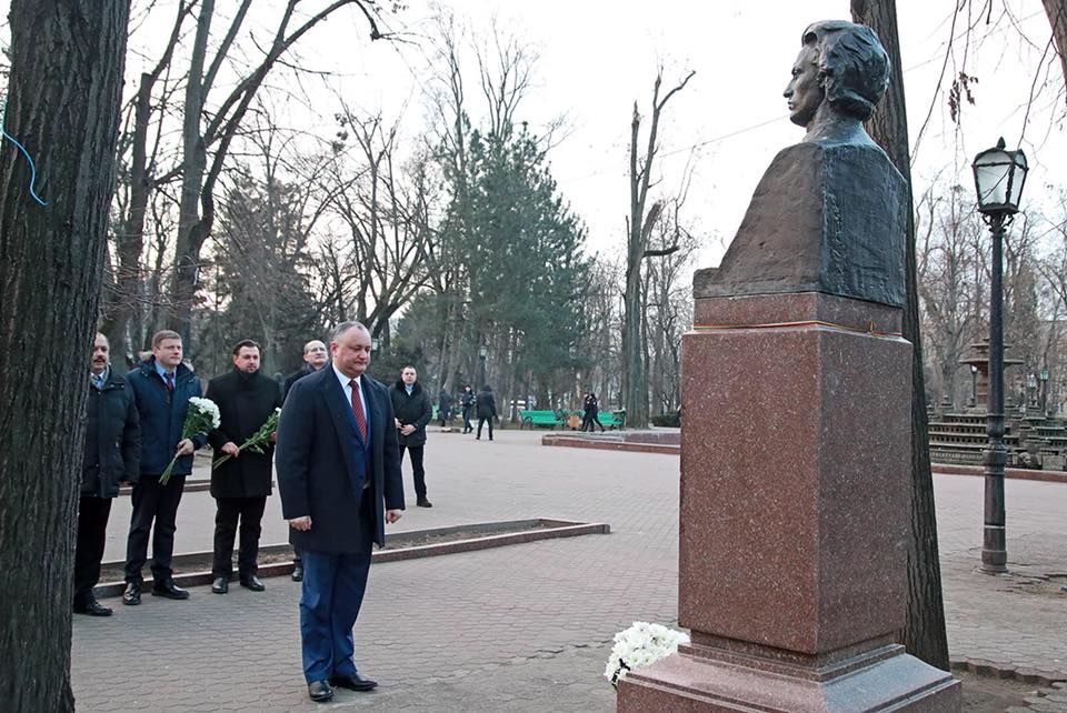 Политики возложили цветы к памятнику Михаю Эминеску