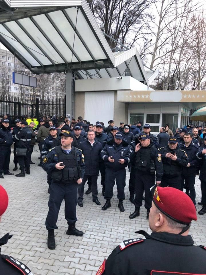 На стадионе "Зимбру" за порядком следят десятки полицейских