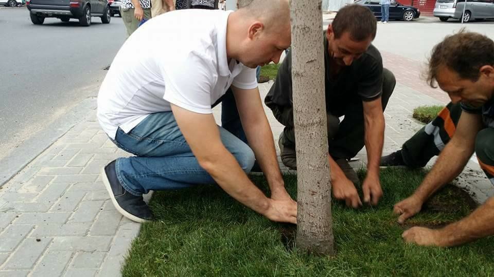 Чиновники хвастаются тротуаром у примэрии, а за углом едва можно пройти