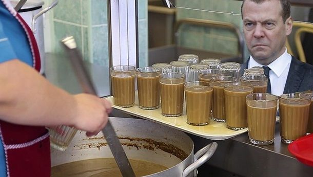 Glumele făcute pe seama imaginii cu Medvedev plouat și încruntat