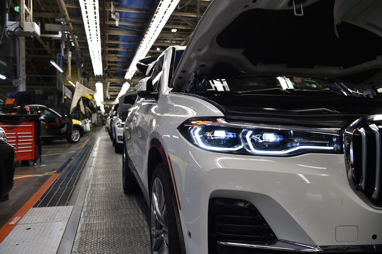 Появились первые фото новейшего BMW X7