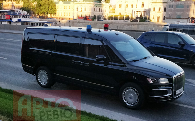 В Москве замечен новый минивэн «из кортежа Путина»