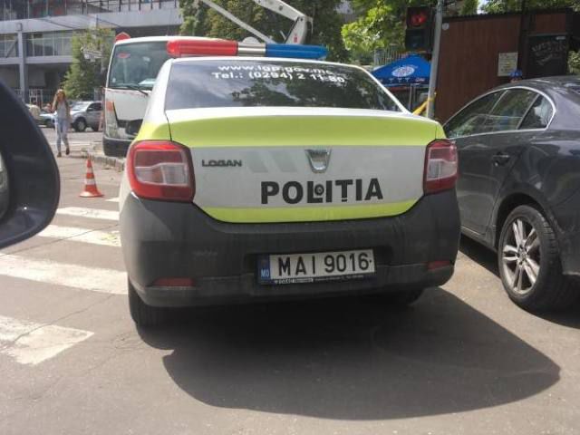 В Кишиневе полицейский автомобиль припарковали на пешеходном переходе