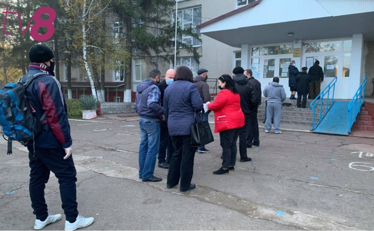 На избирательном участке в Варнице образовались очереди