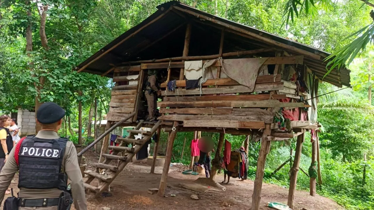 Un copil mowgli de opt ani din Thailanda trăiește în pădure cu câinii