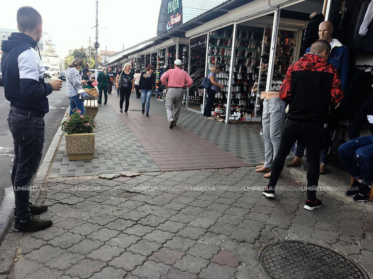 В районе Центрального рынка появились скамейки, тротуарная плитка и цветы