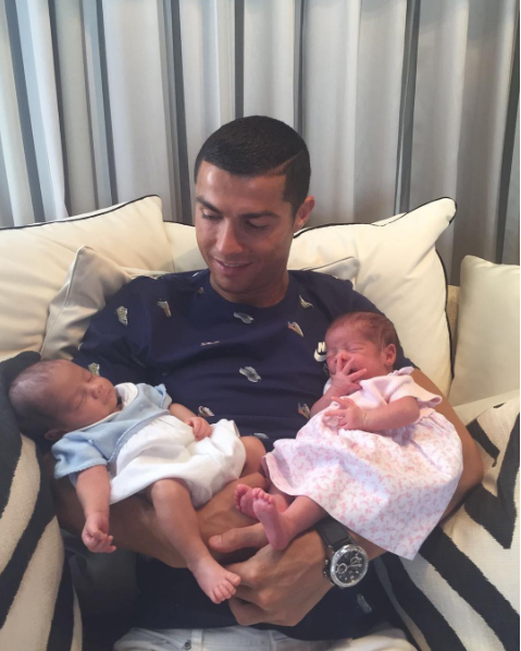 Cristiano Ronaldo a postat prima poză cu gemenii săi