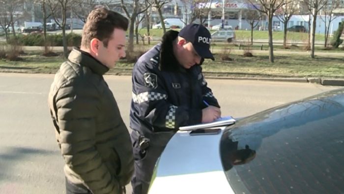 Полиция оставила десятки водителей без номерных знаков