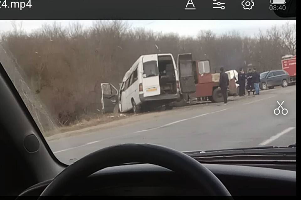 В результате столкновения Volkswagen и рейсового микроавтобуса на трассе Новые Анены-Кишинев погиб человек