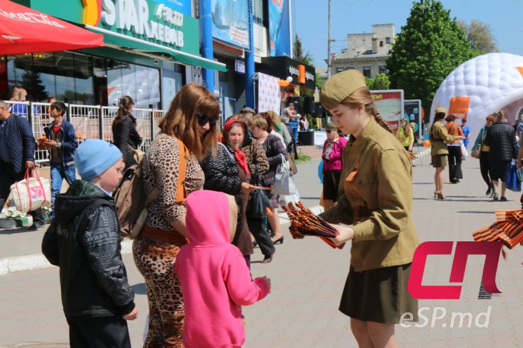 В Бельцах раздавали георгиевскую ленточку