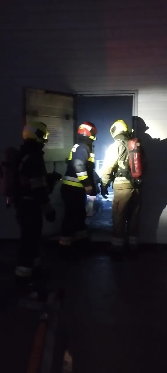 Un depozit din Chișinău, cuprins de flăcări: Peste 70 de salvatori au intervenit