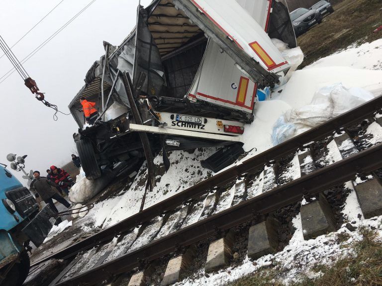 В Шолданештском районе произошла авария на железной дороге: поезд сбил фуру