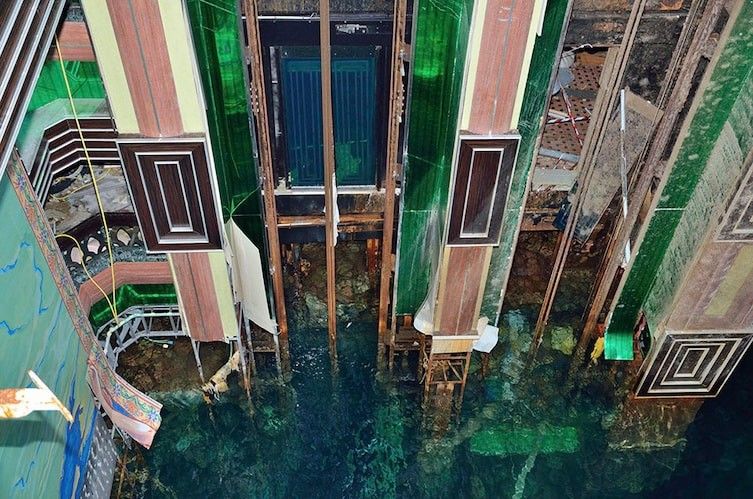 Фотограф пробрался на заброшенный лайнер Costa Concordia