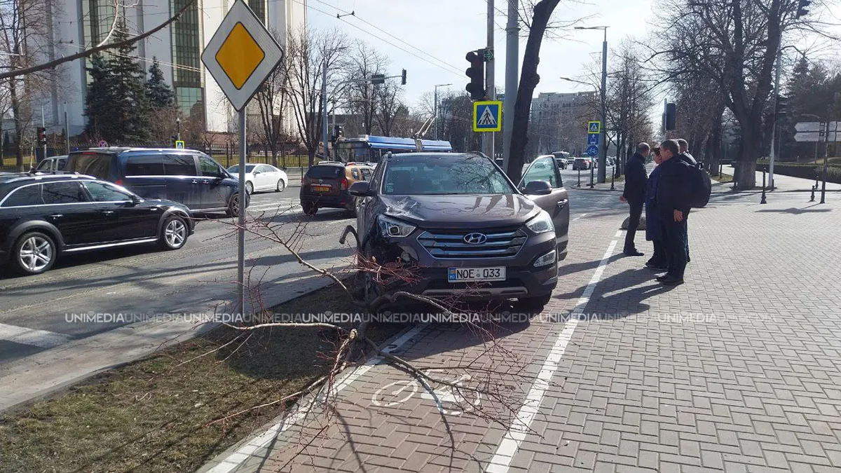 Accident rutier lângă Parlament: Șoferul unei ambulanțe, rănit