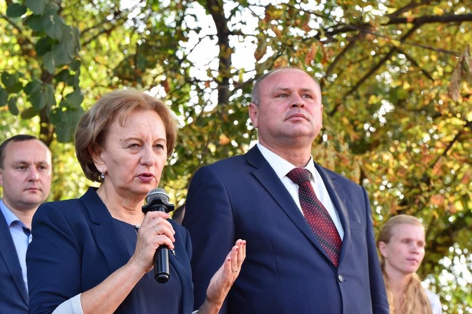Депутата-социалиста сфотографировали разгружающим "предвыборную" крупу
