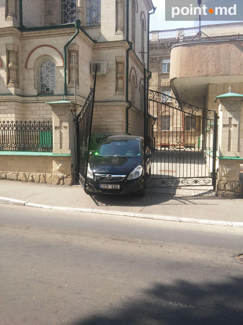 В Кишиневе легковушка мистически поломала церковные ворота