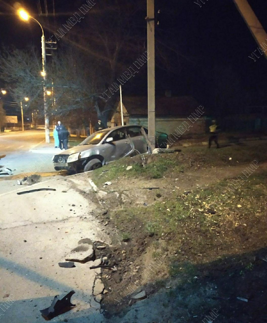 Авто на скорости врезалось в столб: момент ДТП в Бендерах попал на видео
