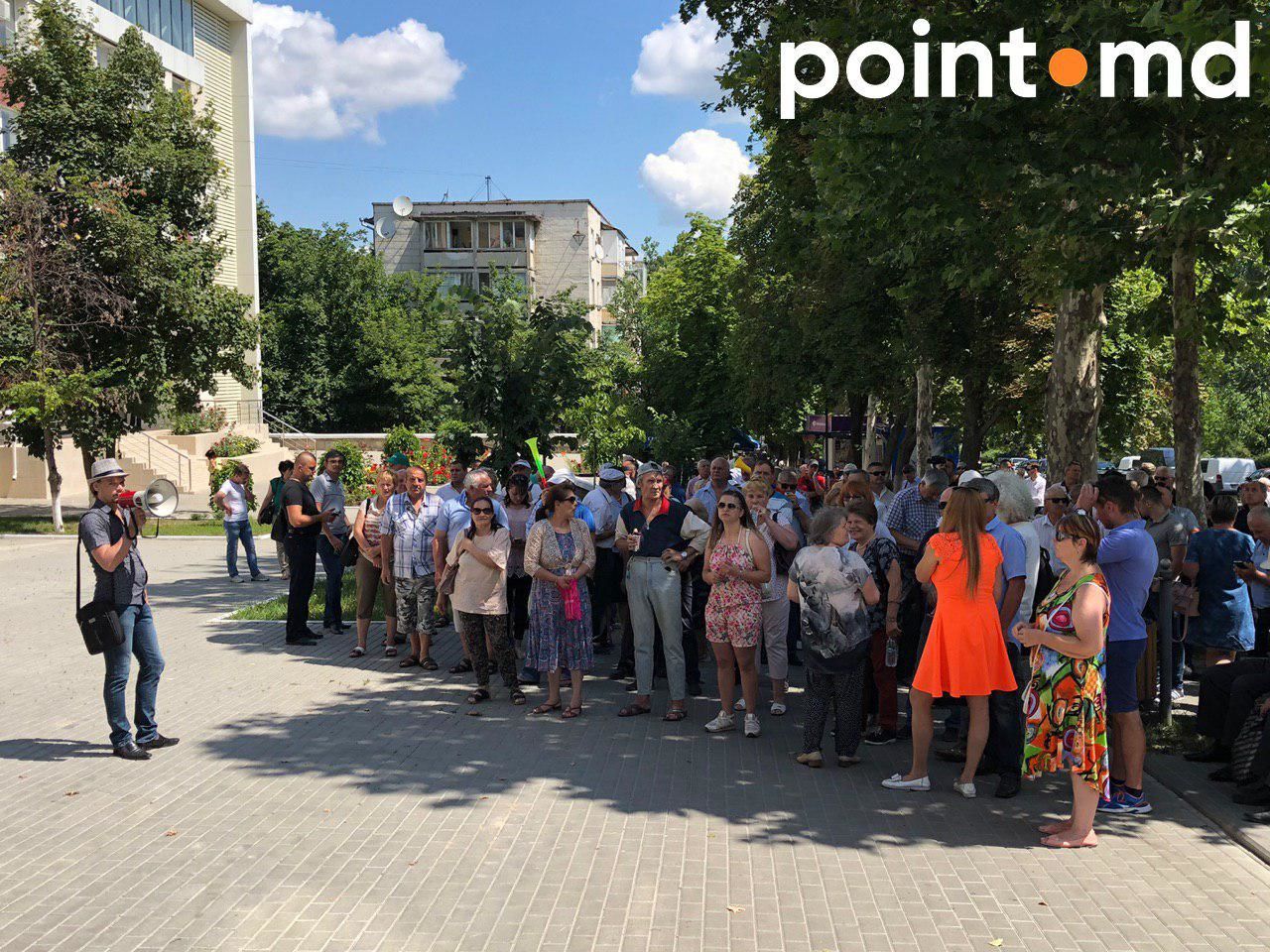 АП рассматривает дело Петика: перед зданием собрались протестующие