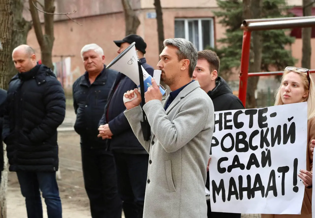 Бывшие однопартийцы Нестеровского устроили флешмоб под окнами его квартиры в Бельцах