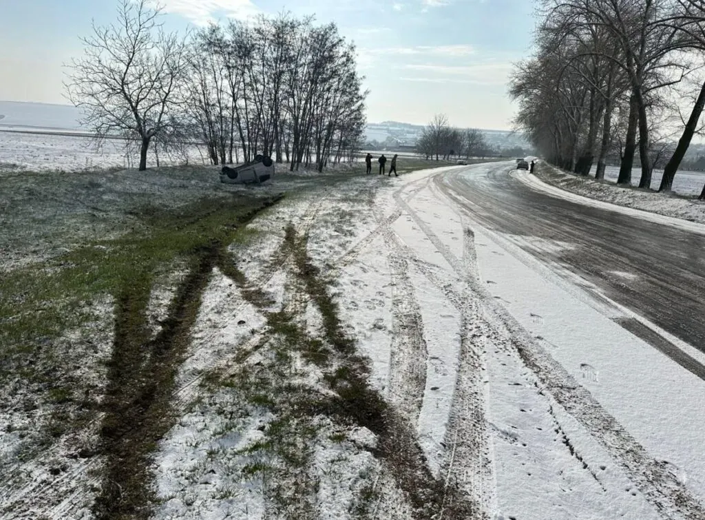 В Единецком районе перевернулся автомобиль
