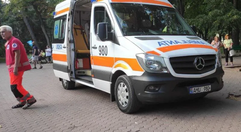 В центральном парке столицы неадекватный мужчина порезал себе руки
