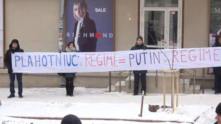 ПДС устроила протест у здания, где проходит межпарламентская конференция