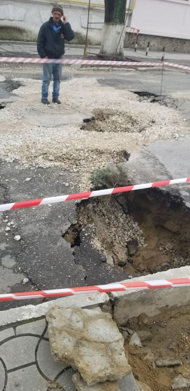 Дождь разрушил асфальт на улице в центре Кишинева