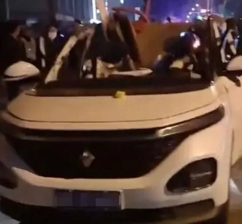 В Китае у внедорожника на ходу сорвало крышу из-за утечки газа из баллона