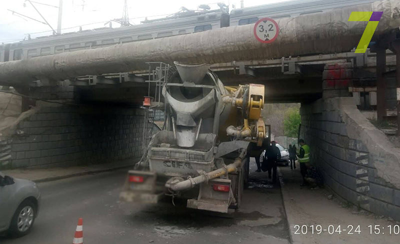В Одессе бетономешалка врезалась в мост