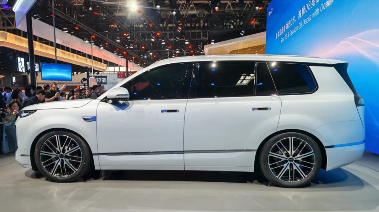 Электрический кроссовер BYD Sealion 08 показали в Пекине