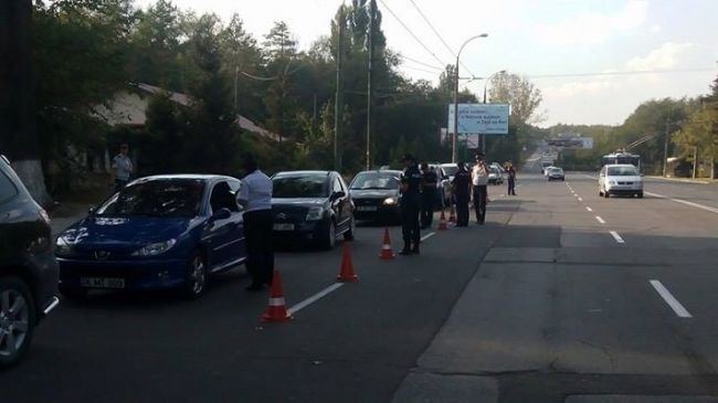 Все машины, въезжающие в Кишиневе по улице Каля Ешилор, останавливают полицейские